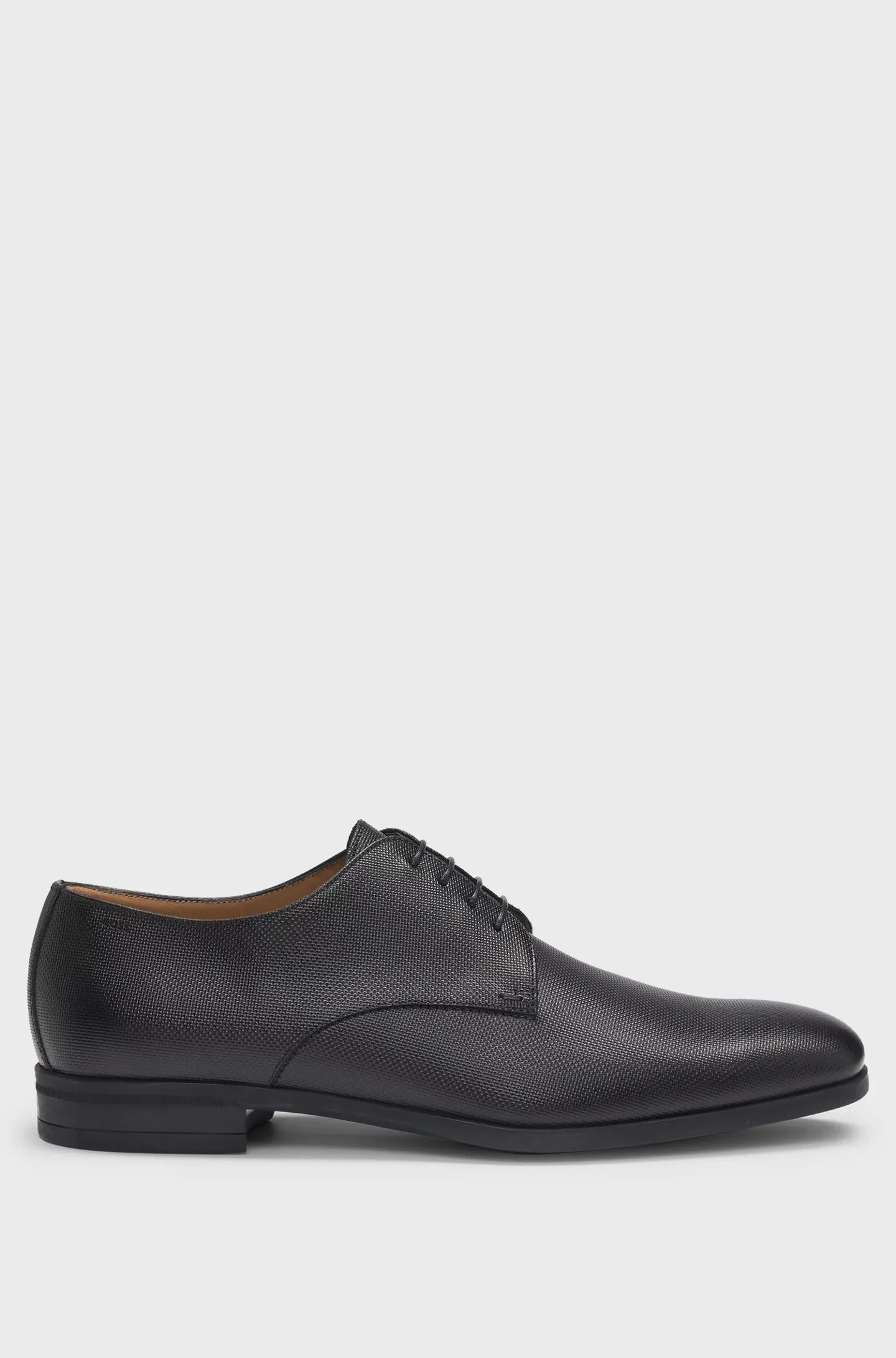 Derby shoes in structured leather with padded insole.