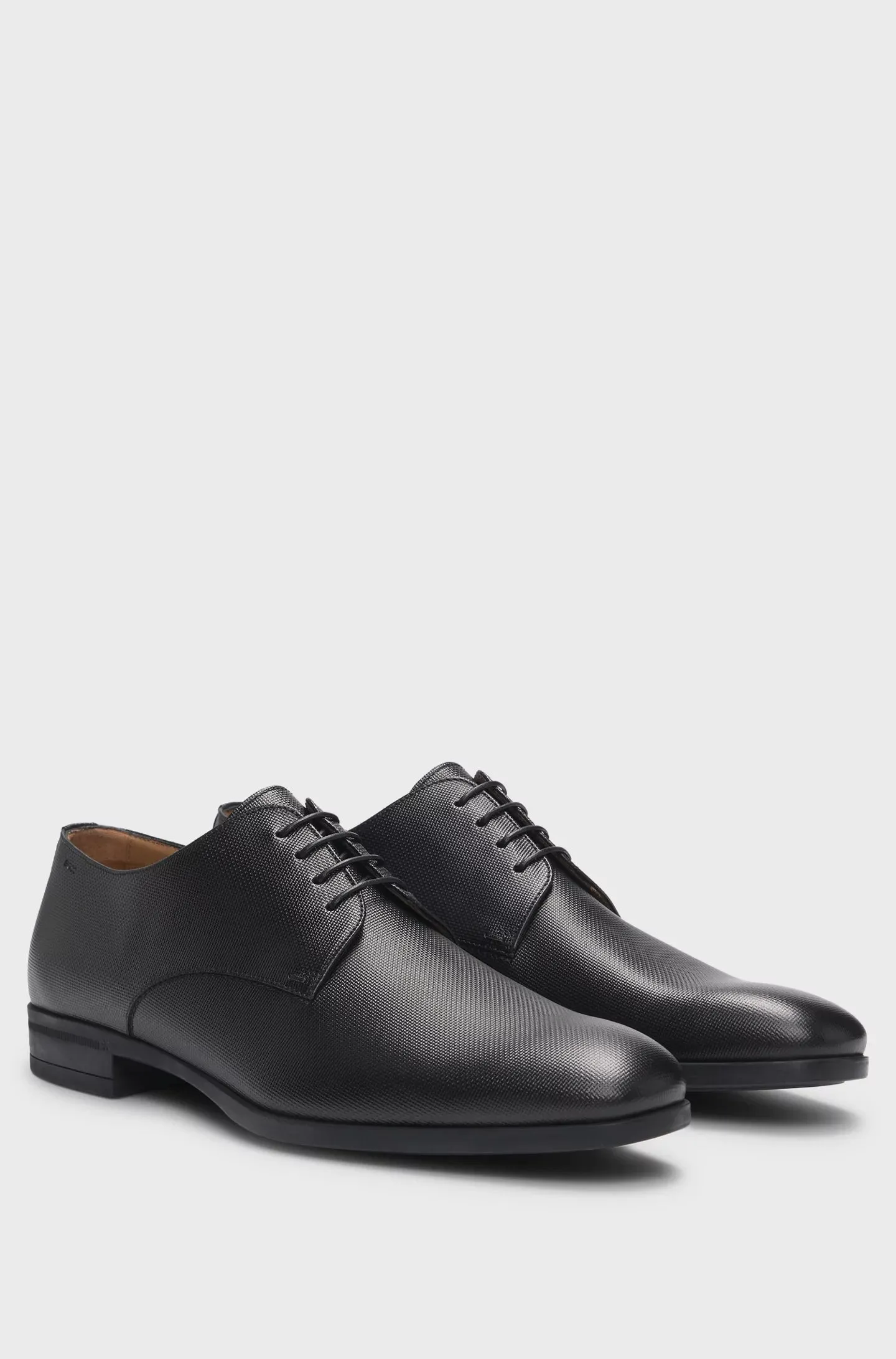 Derby shoes in structured leather with padded insole.