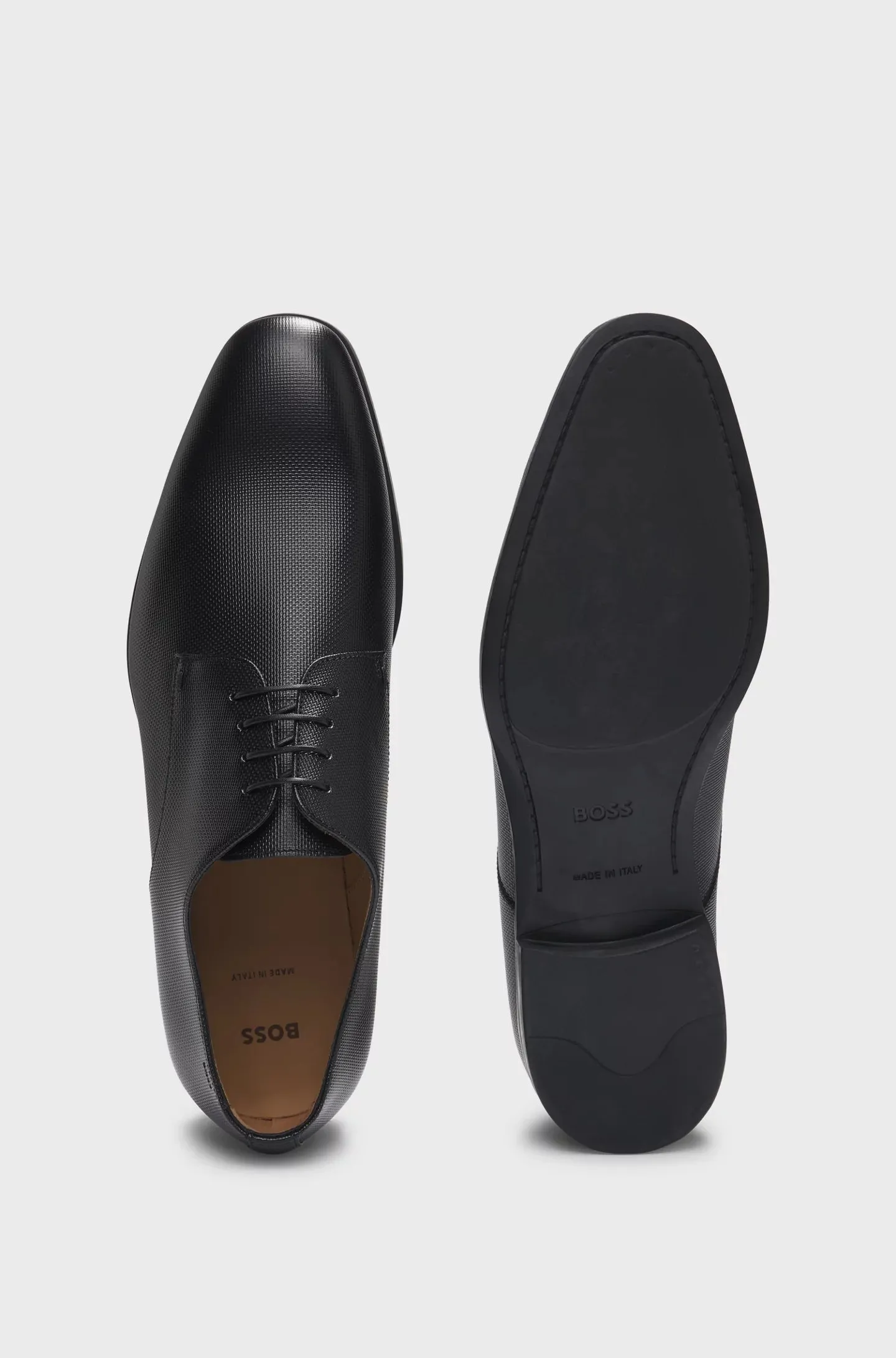 Derby shoes in structured leather with padded insole.