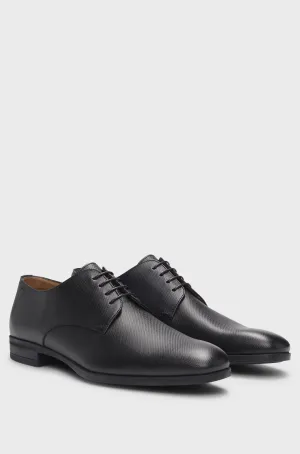 Derby shoes in structured leather with padded insole.
