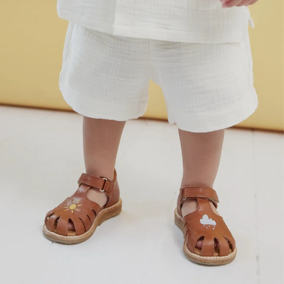 Starter sandal with weather embroidery