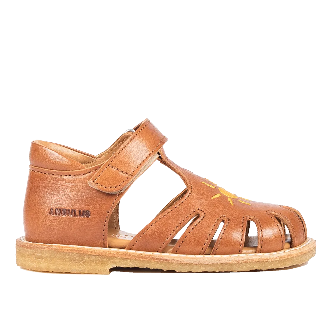 Starter sandal with weather embroidery