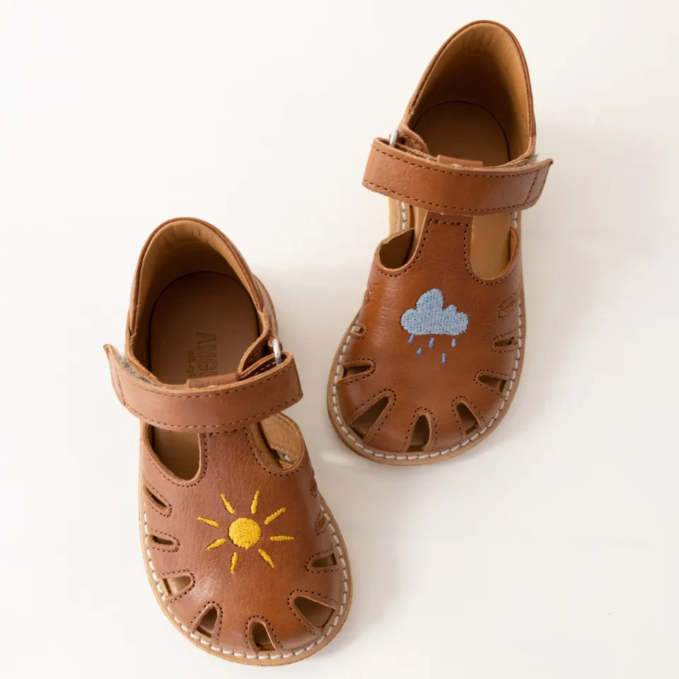 Starter sandal with weather embroidery