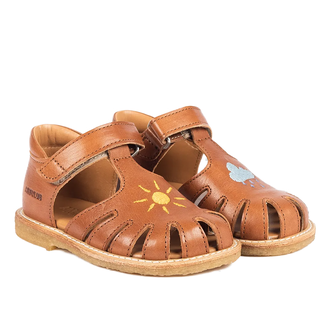 Starter sandal with weather embroidery